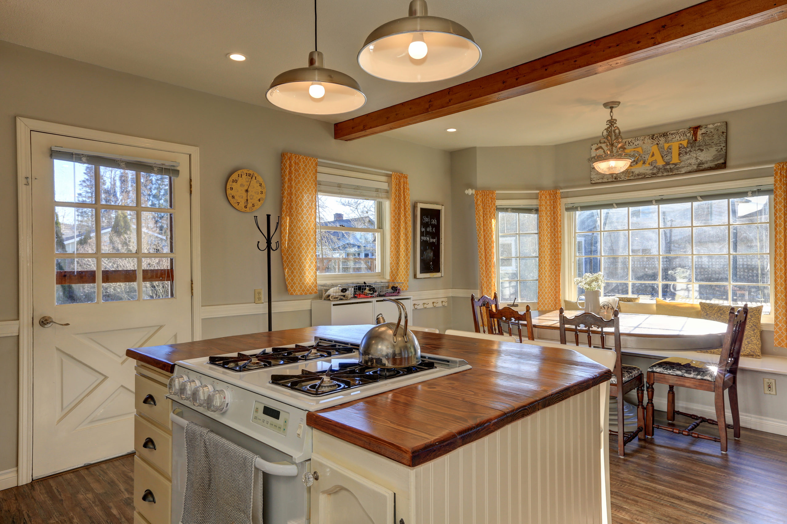 How to Incorporate a Breakfast Nook into Your Kitchen Remodel?